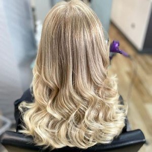 Blonde-balayage-experts-in-Loughborough-at-The-Cutting-Company-Salon